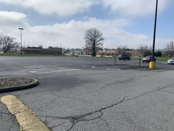 Blackiston Mill Rd Shopping Center: 1418 & 1420 Blackiston Mill Rd, Clarksville, IN 47129